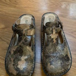 Alegria clogs